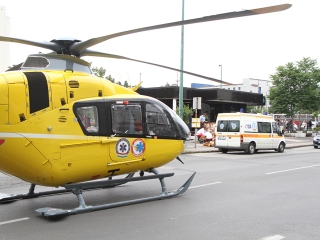 Mentőhelikopter szállt le a Béke térre - fotó: 