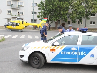 Mentőhelikopter szállt le a Béke térre - fotó: 