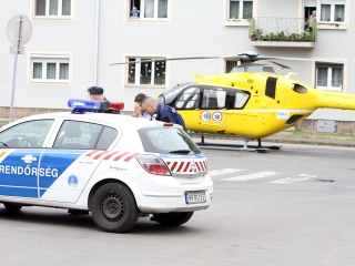 Mentőhelikopter szállt le a Béke térre - fotó: 