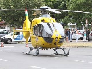 Mentőhelikopter szállt le a Béke térre - fotó: 