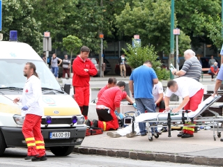 Mentőhelikopter szállt le a Béke térre - fotó: 