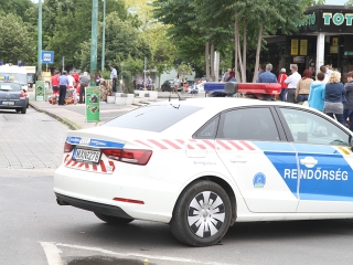 Mentőhelikopter szállt le a Béke térre - fotó: 