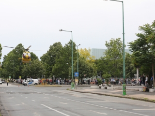 Mentőhelikopter szállt le a Béke térre - fotó: 