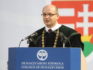 Ünnepélyes diplomaátadó a főiskolán - fotó: Sándor Judit