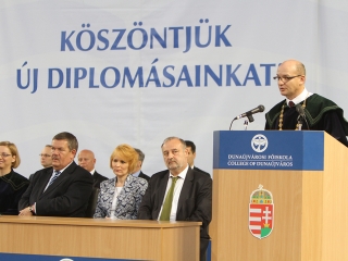 Ünnepélyes diplomaátadó a főiskolán - fotó: Sándor Judit