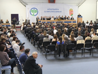 Ünnepélyes diplomaátadó a főiskolán - fotó: Sándor Judit
