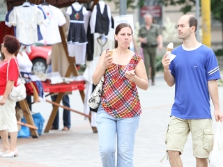 Megyenapi kirakodós a Városháza téren - fotó: Sándor Judit