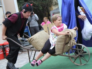 Megyenapi kirakodós a Városháza téren - fotó: Sándor Judit