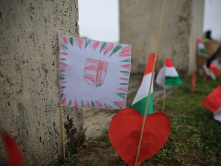 Megemlékezés és koszorúzás a forradalmi emlékműnél - fotó: 