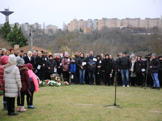 Megemlékezés és koszorúzás a forradalmi emlékműnél - fotó: 
