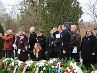 Megemlékezés és koszorúzás a forradalmi emlékműnél - fotó: 