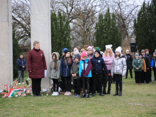 Megemlékezés és koszorúzás a forradalmi emlékműnél - fotó: 