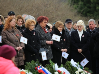 Megemlékezés és koszorúzás a forradalmi emlékműnél - fotó: 