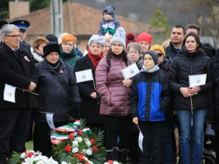 Megemlékezés és koszorúzás a forradalmi emlékműnél - fotó: 