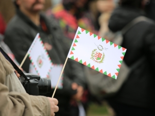 Megemlékezés és koszorúzás a forradalmi emlékműnél - fotó: 