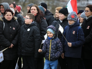 Megemlékezés és koszorúzás a forradalmi emlékműnél - fotó: 
