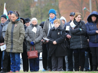 Megemlékezés és koszorúzás a forradalmi emlékműnél - fotó: 