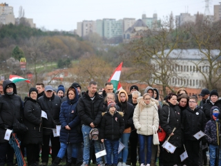 Megemlékezés és koszorúzás a forradalmi emlékműnél - fotó: 