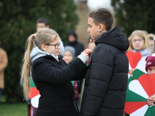 Megemlékezés és koszorúzás a forradalmi emlékműnél - fotó: 