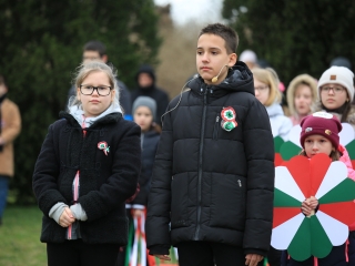 Megemlékezés és koszorúzás a forradalmi emlékműnél - fotó: 