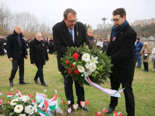 Megemlékezés és koszorúzás a forradalmi emlékműnél - fotó: 