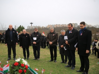 Megemlékezés és koszorúzás a forradalmi emlékműnél - fotó: 