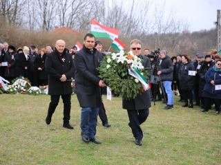 Megemlékezés és koszorúzás a forradalmi emlékműnél - fotó: 