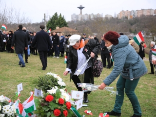 Megemlékezés és koszorúzás a forradalmi emlékműnél - fotó: 