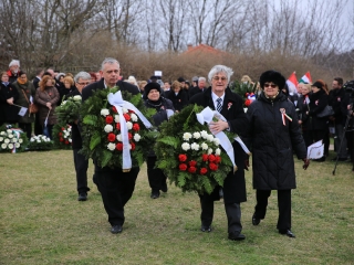 Megemlékezés és koszorúzás a forradalmi emlékműnél - fotó: 