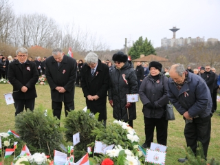 Megemlékezés és koszorúzás a forradalmi emlékműnél - fotó: 