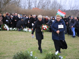 Megemlékezés és koszorúzás a forradalmi emlékműnél - fotó: 