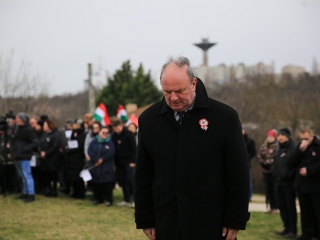 Megemlékezés és koszorúzás a forradalmi emlékműnél - fotó: 