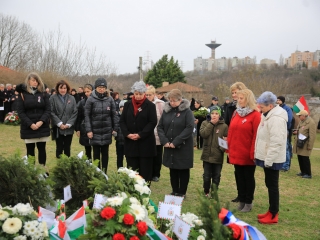 Megemlékezés és koszorúzás a forradalmi emlékműnél - fotó: 