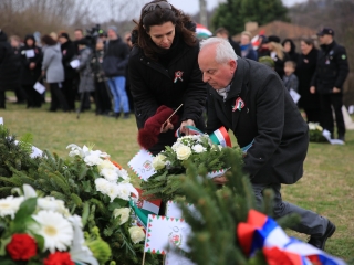 Megemlékezés és koszorúzás a forradalmi emlékműnél - fotó: 