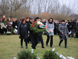 Megemlékezés és koszorúzás a forradalmi emlékműnél - fotó: 