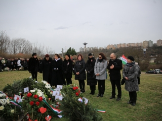 Megemlékezés és koszorúzás a forradalmi emlékműnél - fotó: 