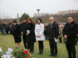 Megemlékezés és koszorúzás a forradalmi emlékműnél - fotó: 