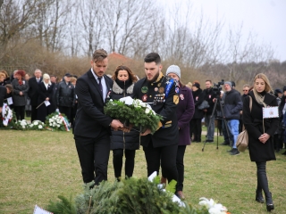 Megemlékezés és koszorúzás a forradalmi emlékműnél - fotó: 