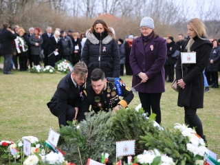 Megemlékezés és koszorúzás a forradalmi emlékműnél - fotó: 