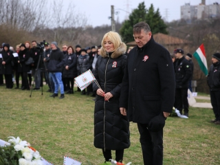 Megemlékezés és koszorúzás a forradalmi emlékműnél - fotó: 
