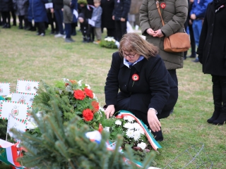 Megemlékezés és koszorúzás a forradalmi emlékműnél - fotó: 