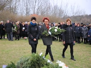 Megemlékezés és koszorúzás a forradalmi emlékműnél - fotó: 