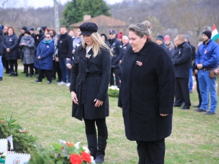 Megemlékezés és koszorúzás a forradalmi emlékműnél - fotó: 