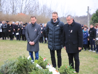 Megemlékezés és koszorúzás a forradalmi emlékműnél - fotó: 