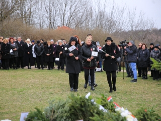 Megemlékezés és koszorúzás a forradalmi emlékműnél - fotó: 