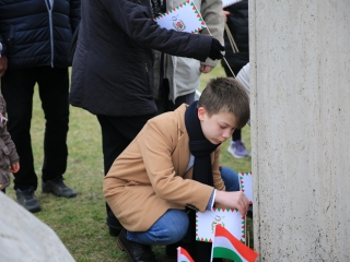 Megemlékezés és koszorúzás a forradalmi emlékműnél - fotó: 