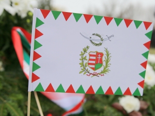 Megemlékezés és koszorúzás a forradalmi emlékműnél - fotó: 