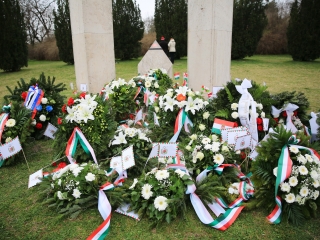 Megemlékezés és koszorúzás a forradalmi emlékműnél - fotó: 