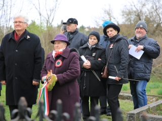Megemlékezés és koszorúzás a forradalmi emlékműnél - fotó: 