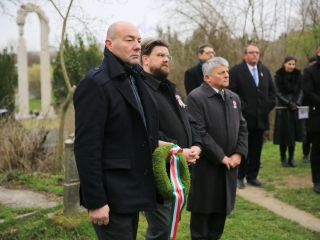 Megemlékezés és koszorúzás a forradalmi emlékműnél - fotó: 